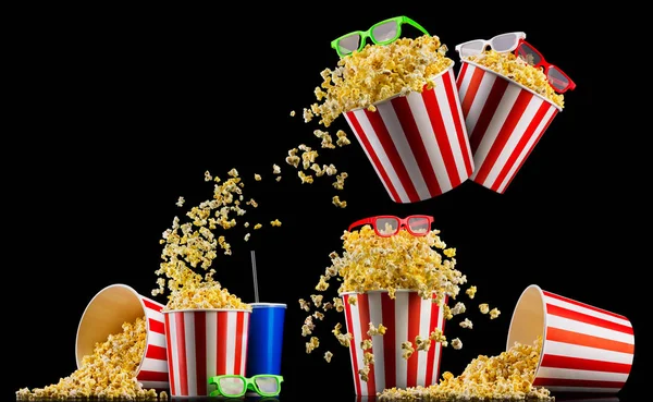 Set aus gestreiften Eimern mit Popcorn, Getränkebecher und Gläsern isoliert auf schwarz — Stockfoto