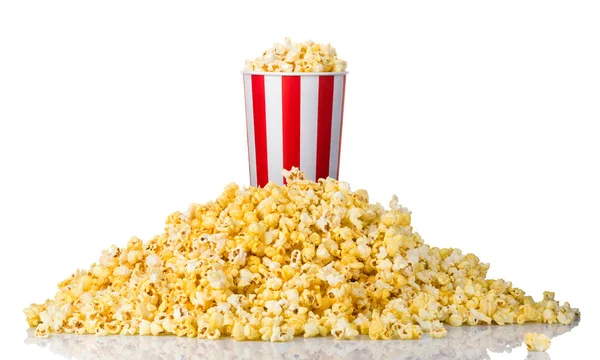 Secchio a strisce di carta su un mucchio di popcorn isolato su sfondo bianco — Foto Stock