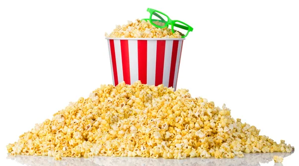 Papieren gestreepte emmer en 3d glazen op een hoop popcorn geïsoleerd op wit — Stockfoto