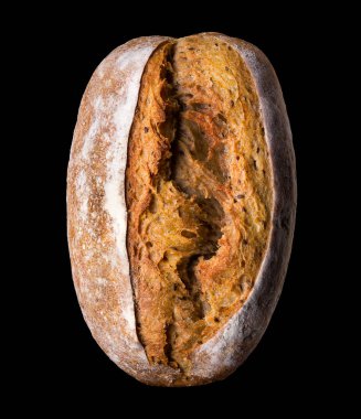 Kurutulmuş taze çavdar ekmeği siyah bir arkaplanda kırpma yolu ile izole edilmiş.