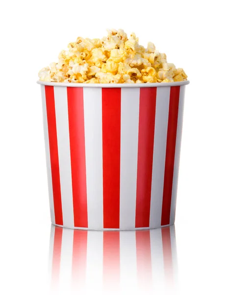 Secchio a strisce di carta con popcorn isolato su sfondo bianco — Foto Stock