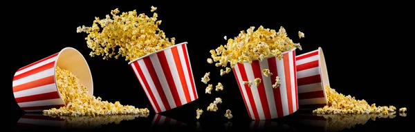 Set aus Papiereimern mit Popcorn isoliert auf schwarzem Hintergrund — Stockfoto