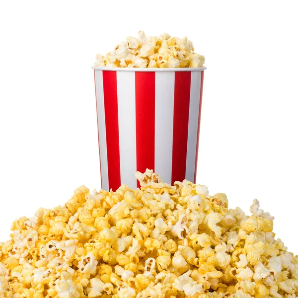 Papieren gestreepte emmer op een hoop popcorn geïsoleerd op witte achtergrond — Stockfoto