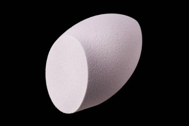 Siyah arkaplanda izole edilmiş makyaj aracı süngeri ya da güzellik karıştırıcısı