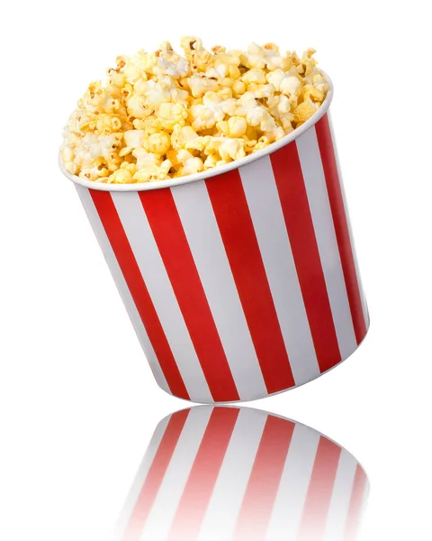 Papiereimer mit Popcorn isoliert auf weißem Hintergrund — Stockfoto