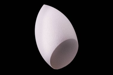 Siyah arkaplanda izole edilmiş makyaj aracı süngeri ya da güzellik karıştırıcısı