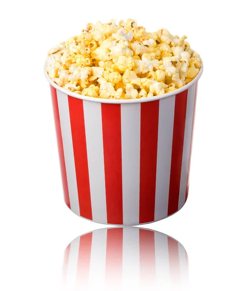 Papieren gestreepte emmer met popcorn geïsoleerd op witte achtergrond — Stockfoto