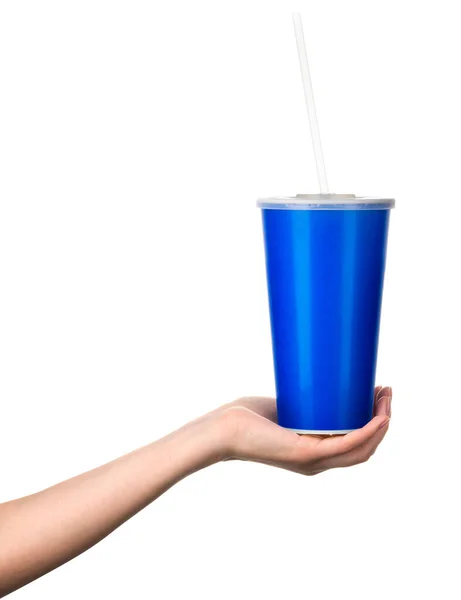 Mulher mão segurando copo azul isolado no fundo branco — Fotografia de Stock