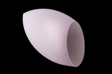 Siyah arkaplanda izole edilmiş makyaj aracı süngeri ya da güzellik karıştırıcısı