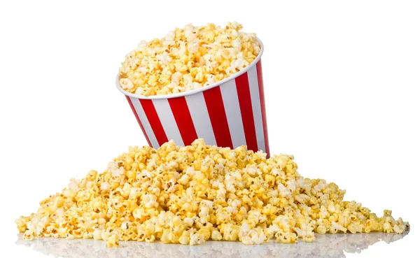Papiergestreifter Eimer auf einem Haufen Popcorn isoliert auf weißem Hintergrund — Stockfoto