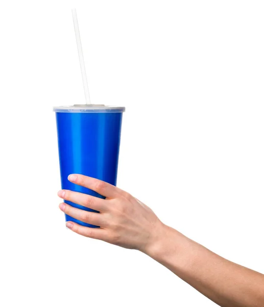 하얀 배경에 파란 컵을 들고 있는 여자 손 — 스톡 사진