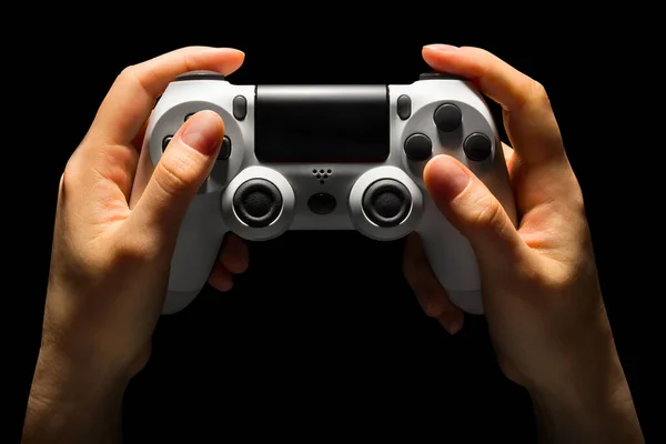 Hyman mains tenant jeu vidéo blanc gamepad isolé sur un fond noir — Photo
