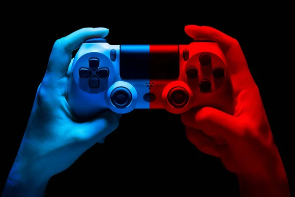 Hyman Ręce Gry Wideo Gamepad Neonów Światła Izolowane Czarnym Tle — Zdjęcie stockowe