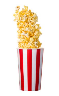 Siyah arka planda izole edilmiş kağıt şeritli kovadan uçan patlamış mısır. Sinema kavramı ya da TV izlemek.