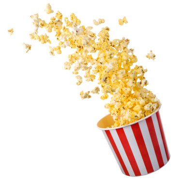 Siyah arka planda izole edilmiş kağıt şeritli kovadan uçan patlamış mısır. Sinema kavramı ya da TV izlemek.