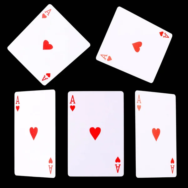 Karty do gry w pokera na czarnym tle z ścieżką wycinania. — Zdjęcie stockowe