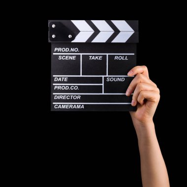 Siyah zemin üzerinde izole edilmiş insan el ele tutuşan film alkışlama tahtası