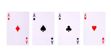 Beyaz arkaplanda kırpma yolu ile poker kartları oynanıyor.