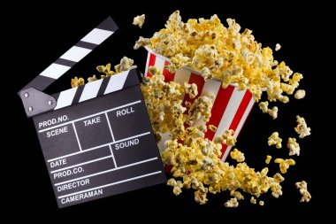 Uçan patlamış mısır ve film alkışları siyah arkaplanda izole edildi