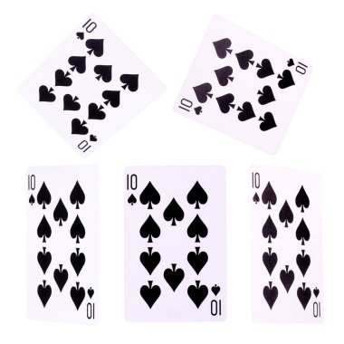 Beyaz arkaplanda kırpma yolu ile poker kartları oynanıyor.