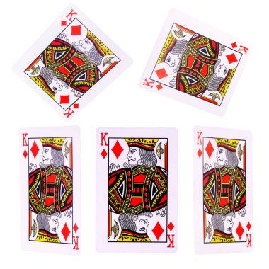 Kırpma yolu olan beyaz arkaplanda poker kartları oynanıyor. Kumar ve kumarhane kavramı