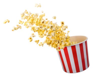 Siyah arka planda izole edilmiş kağıt şeritli kovadan uçan patlamış mısır. Sinema kavramı ya da TV izlemek.