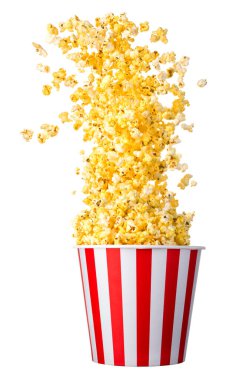 Siyah arka planda izole edilmiş kağıt şeritli kovadan uçan patlamış mısır. Sinema kavramı ya da TV izlemek.