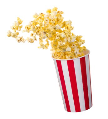 Siyah arka planda izole edilmiş kağıt şeritli kovadan uçan patlamış mısır. Sinema kavramı ya da TV izlemek.