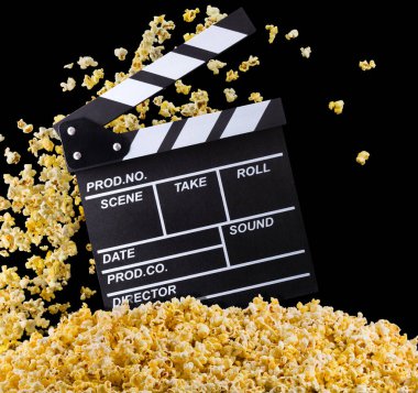 Uçan patlamış mısır ve film alkışları siyah zemin üzerinde izole edilmiş, televizyon veya sinema konsepti.