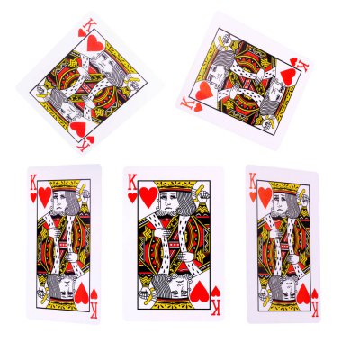 Kırpma yolu olan beyaz arkaplanda poker kartları oynanıyor. Kumar ve kumarhane kavramı