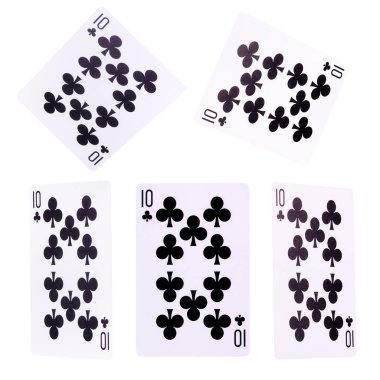 Kırpma yolu olan beyaz arkaplanda poker kartları oynanıyor. Kumar ve kumarhane kavramı
