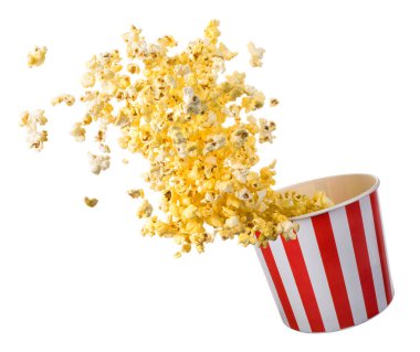 Siyah arka planda izole edilmiş kağıt şeritli kovadan uçan patlamış mısır. Sinema kavramı ya da TV izlemek.