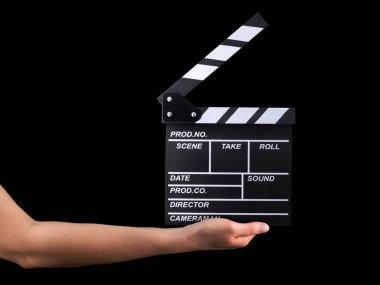 Siyah zemin üzerinde izole edilmiş insan el ele tutuşan film alkışlama tahtası