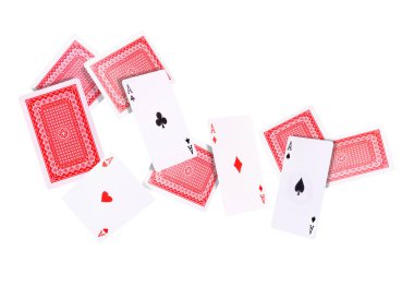 Beyaz arkaplanda poker kartları uçuyor.