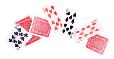Beyaz arkaplanda poker kartları uçuyor.