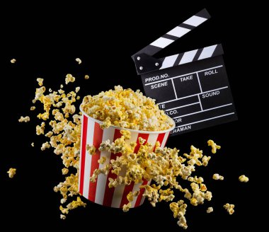 Uçan patlamış mısır ve film alkışları siyah arkaplanda izole edildi
