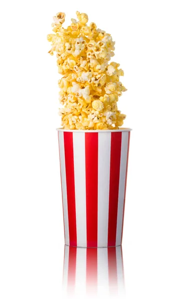 Vliegende popcorn van papier gestreepte emmer geïsoleerd op witte achtergrond — Stockfoto