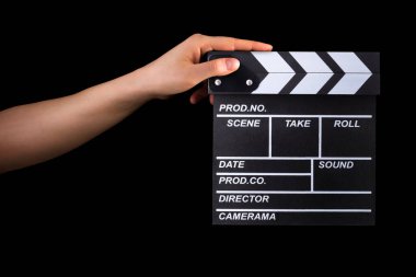 Siyah zemin üzerinde izole edilmiş insan el ele tutuşan film alkışlama tahtası