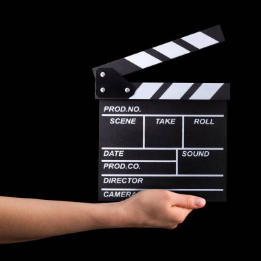 Siyah zemin üzerinde izole edilmiş insan el ele tutuşan film alkışlama tahtası