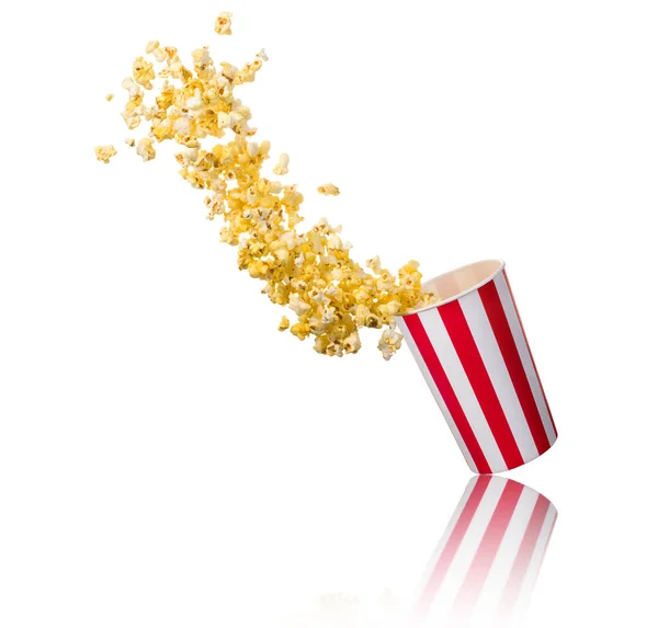 Fliegendes Popcorn aus Papiereimer isoliert auf weißem Hintergrund — Stockfoto
