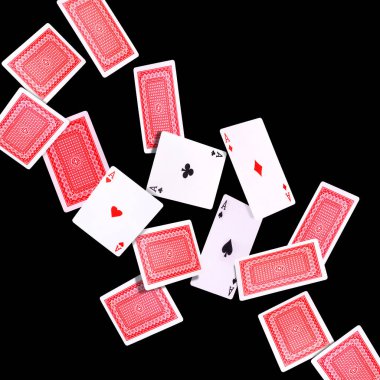 Siyah arkaplanda poker kartları uçuyor.