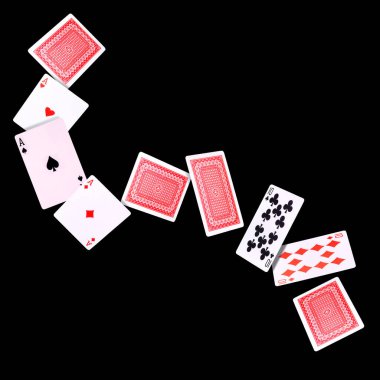 Siyah arkaplanda poker kartları uçuyor.