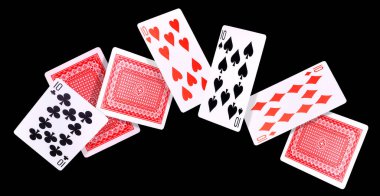 Siyah arkaplanda poker kartları uçuyor.