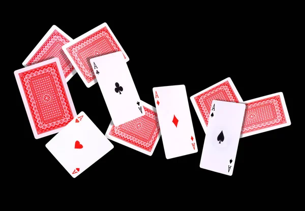 Voler cartes à jouer pour le jeu de poker sur fond noir . — Photo