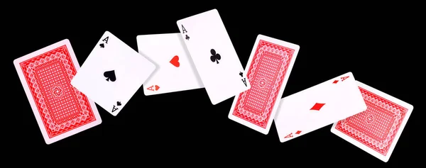 Flygande spelkort för pokerspel på svart bakgrund. — Stockfoto