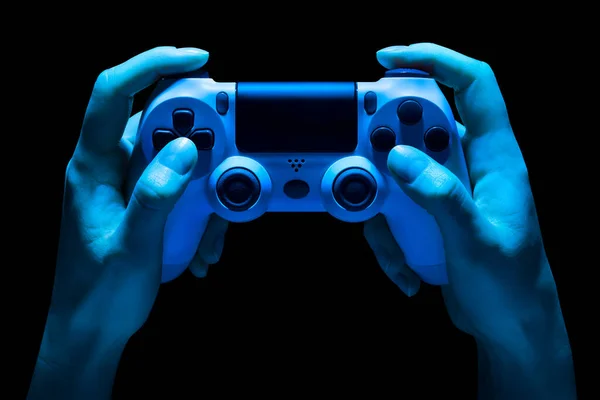 검은 빛에 분리 된 네온 조명에 흰색 비디오 게임 패드를 들고 있는 하이먼 손 — 스톡 사진