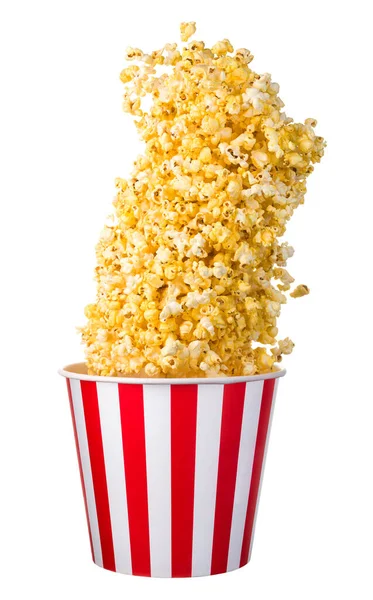 Fliegendes Popcorn aus Papiereimer isoliert auf schwarzem Hintergrund — Stockfoto