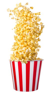 Siyah arka planda izole edilmiş kağıt şeritli kovadan uçan patlamış mısır. Sinema kavramı ya da TV izlemek.