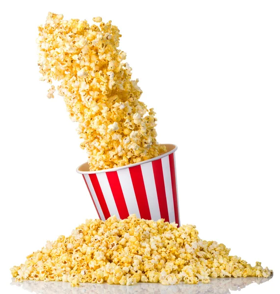 Vliegende Popcorn Van Papier Gestreepte Emmer Verspreid Popcorn Geïsoleerd Witte — Stockfoto