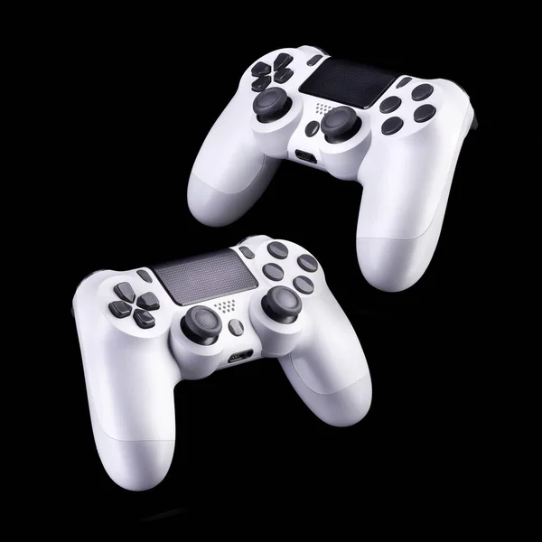 一套白色电子游戏控制杆游戏垫 在黑色背景下隔离 游戏概念或看电视 — 图库照片